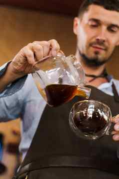 特写镜头倒咖啡双玻璃杯咖啡馆英俊的有胡子的咖啡师咖啡酝酿弯管aeropress替代方法