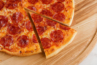 一块披萨特写镜头木桌子上广告比萨 店咖啡皇餐厅食物交付检疫科维德概念