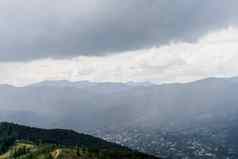 降雨喀尔巴阡山脉山景观美丽的农村人全景视图夏天时间广告旅行机构