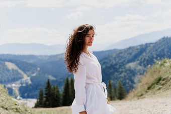 女孩旅行者微笑山有吸引力的女人摆姿势<strong>绿色</strong>山背景广告旅行机构<strong>旅游</strong>