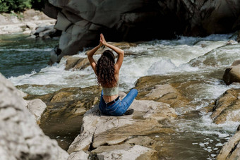 瑜伽岩石瀑布山河女孩旅行karpathian山级联瀑布美丽的年轻的女人