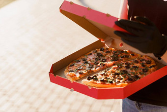 安全披萨交付餐厅食物快递黑色的医疗手套孤立的照片披萨奶酪意大利蒜味腊肠停止流感大流行冠状病毒科维德