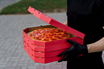 安全披萨交付餐厅食物快递黑色的医疗手套孤立的照片披萨奶酪意大利蒜味腊肠停止流感大流行冠状病毒科维德