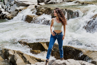 女孩旅行karpathian山感觉自由瀑布山河级联瀑布美丽的年轻的女人