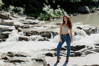 瀑布山河女孩旅行karpathian山感觉自由级联瀑布美丽的年轻的女人