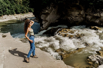女孩旅行karpathian山感觉自由瀑布山河级联瀑布美丽的年轻的女人