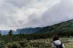 女孩旅行山多雾的一天徒步旅行攀爬峰山美丽的自然乌克兰