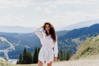 女孩旅行者微笑山有吸引力的女人摆姿势绿色山背景广告旅行机构旅游