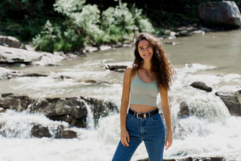 瀑布山河女孩旅行karpathian山感觉自由级联瀑布美丽的年轻的女人