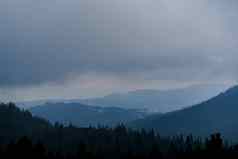 黄昏山风暴雷雨多雨的多雾的一天严重的天气条件山峰喀尔巴阡山脉的山