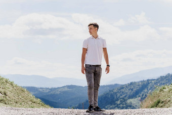 英俊的男人。走绿色山背景广告旅行机构旅游旅行山