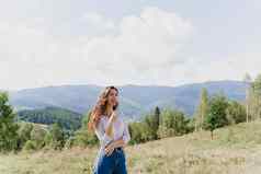 女孩享受山山视图感觉自由karpathian山旅游旅行乌克兰