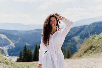 女孩旅行者微笑山有吸引力的女人摆姿势绿色山背景广告旅行机构旅游