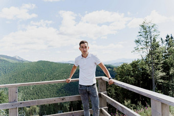 但旅行者微笑摆姿势绿色山背景广告旅行机构旅游旅行山