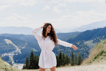 女孩旅行者微笑山有吸引力的女人摆姿势<strong>绿色</strong>山背景广告旅行机构<strong>旅游</strong>