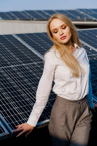 特写镜头肖像金发女郎模型太阳能面板免费的电首页绿色能源太阳能细胞权力植物业务