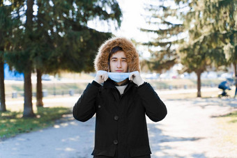 学生德雷斯无菌医疗面具保护脸冠状病毒科维德男人。白色医疗手套