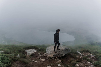 但旅游旅行走峰山徒步旅行攀爬前山旅游乌克兰