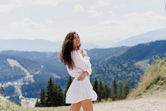 女孩旅行者微笑山有吸引力的女人摆姿势绿色山背景广告旅行机构旅游