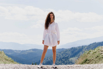 女孩旅行者微笑山有吸引力的女人摆姿势绿色山背景广告旅行机构旅游