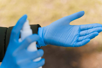 喷涂防腐剂手蓝色的医疗手套流感大流行“非典”浸清洁手消毒