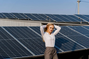 女孩太阳能面板站行地面日落免费的电首页绿色能源太阳能细胞权力植<strong>物业</strong>务