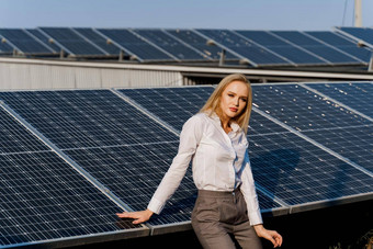女孩太阳能面板站行地面日落免费的电首页绿色能源太阳能细胞权力植物业务
