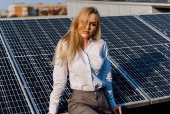 女孩太阳能面板站行地面日落免费的电首页绿色能源太阳能细胞权力植物业务