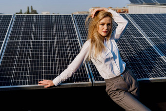 女孩<strong>太阳能</strong>面板站行地面日落免费的电首页绿色能源<strong>太阳能</strong>细胞权力植物业务