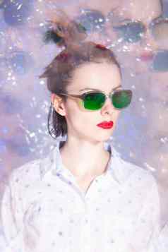 艺术肖像女人绿色眼镜红色的口红嘴唇白色衬衫