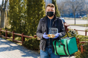 安全交付餐厅快递绿色thermobag食物快递医疗面具蓝色的手套沙拉手