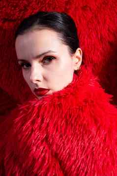 女人红色的嘴唇红色的毛茸茸的衣服红色的毛茸茸的背景