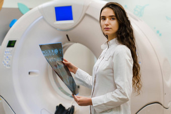 医疗学生相机x射线图片病人大脑手女人保持前面电脑托莫格拉菲