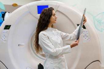 年轻的女孩医疗学生礼服x射线图片病人大脑电脑断层摄影术诊断医疗诊所