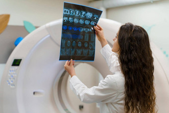 年轻的高加索人女孩医生x射线图片病人大脑电脑托莫格拉菲年轻的女孩医疗诊所戈特斯expirience