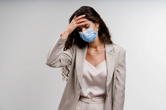 头疼女孩蓝色的医疗面具女人触摸头它执着冠状病毒科维德流感大流行