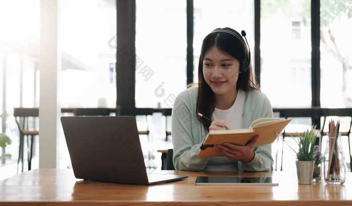 电子学习在线教育互联网社会距离保护科维德病毒概念亚洲女人视频会议电子学习老师移动PC电脑首页