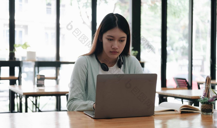 集中亚洲学生移动PC厨房屏幕注意浓度看学习网络研讨会虚拟培训视频研究首页