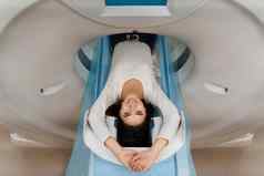 扫描大脑头骨笑脸年轻的女孩治疗头疼激光扫描x射线图像头骨大脑