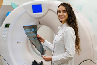 医疗学生相机微笑医疗站x射线图片病人大脑手女人保持前面电脑托莫格拉菲