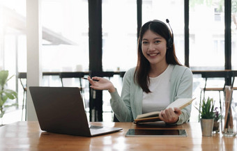 电子学习在线教育概念亚洲女人细心的<strong>学生学生视频</strong>会议电子学习老师移动PC电脑首页