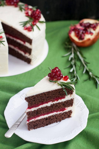 巧克力蛋糕浆果奶油白色奶酪奶油石榴浆果迷迭香分支机构的想法生日蛋糕婚礼蛋糕