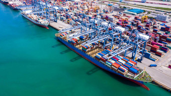 空中视图容器船商业码头公司进口出口全球业务贸易物流运输容器货物船船运费航运海<strong>上海港</strong>口终端
