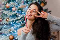 传统的圣诞节糖果手美丽的女孩一年庆祝活动年出售广告
