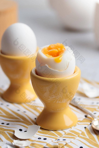 半熟的鸡蛋黄色的蛋杯