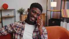 年轻的成人非洲美国男人。享受会说话的移动电话谈话朋友首页