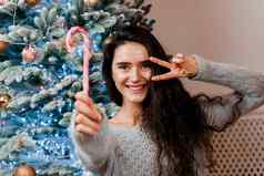 传统的圣诞节糖果手美丽的女孩一年庆祝活动年出售广告