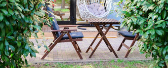 夏天阳台咖啡馆简单的木家具挂柳条椅子