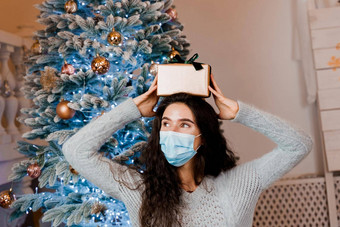 女孩医疗面具圣诞节现在庆祝活动一年self-isolation流感大流行冠状病毒科维德概念