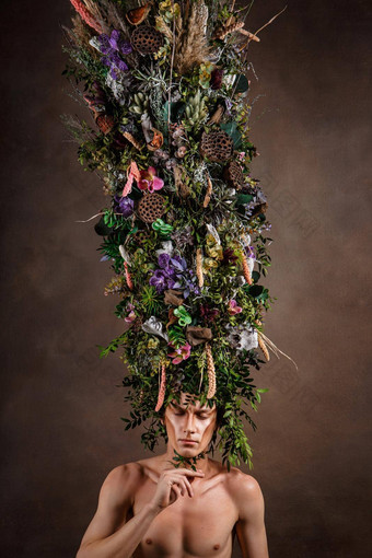 男人。巨大的细长的头饰使生活多样化的植被花孩子自然令人难以置信的生物艺术对象